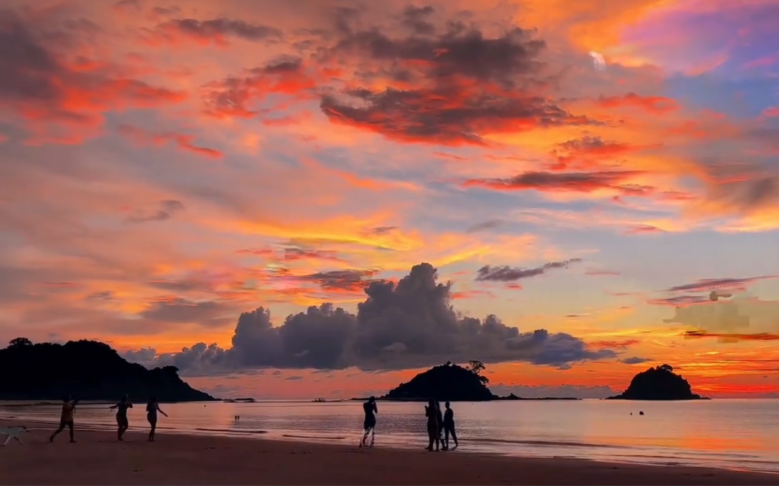 "趁天空不注意,偷一点晚霞送给你"