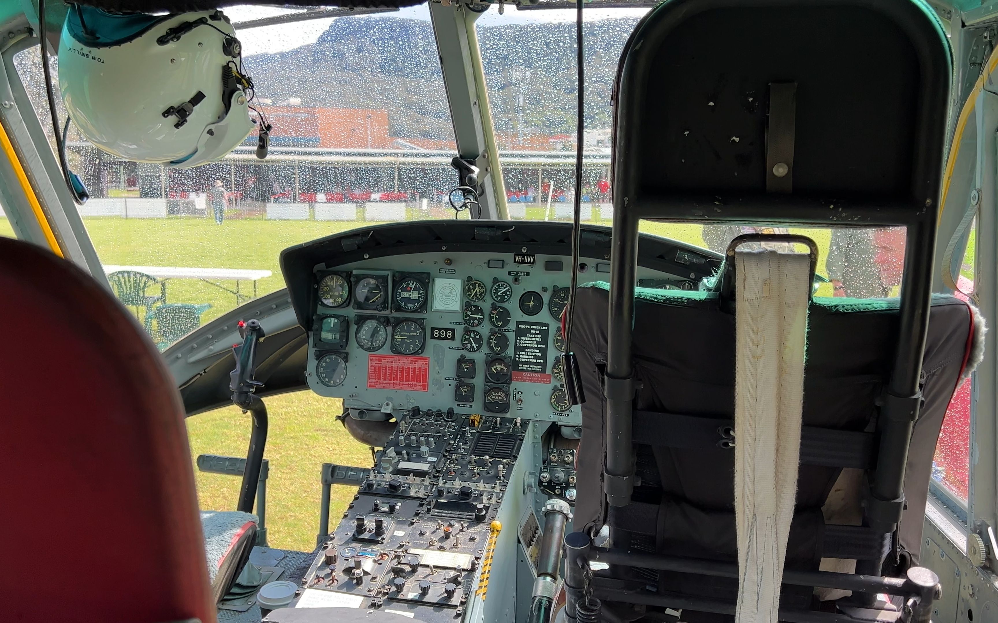 uh-1休伊直升机驾驶舱和外部绕机