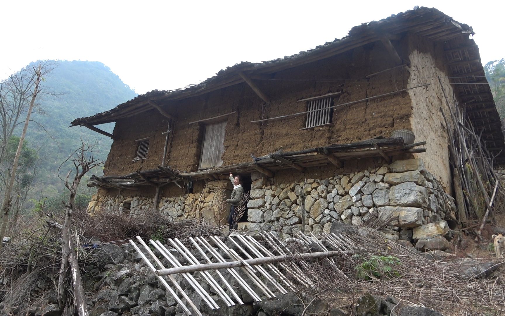 广西山区半山腰无人村探秘,百年老宅全是空的,全村只剩一个老人