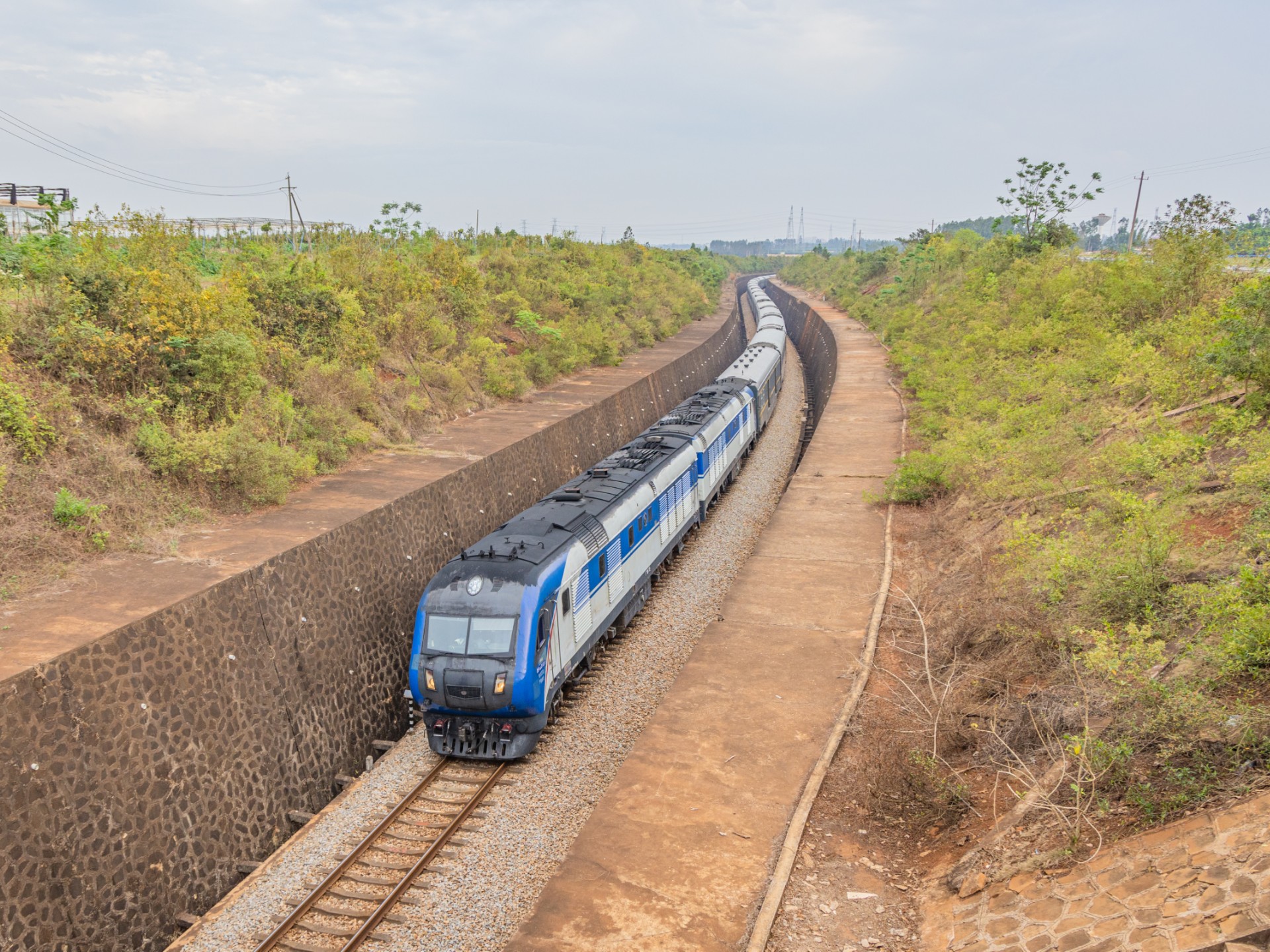 df11g牵引z386鸣笛通过