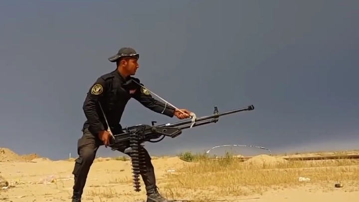 手持12.7重机枪狂射