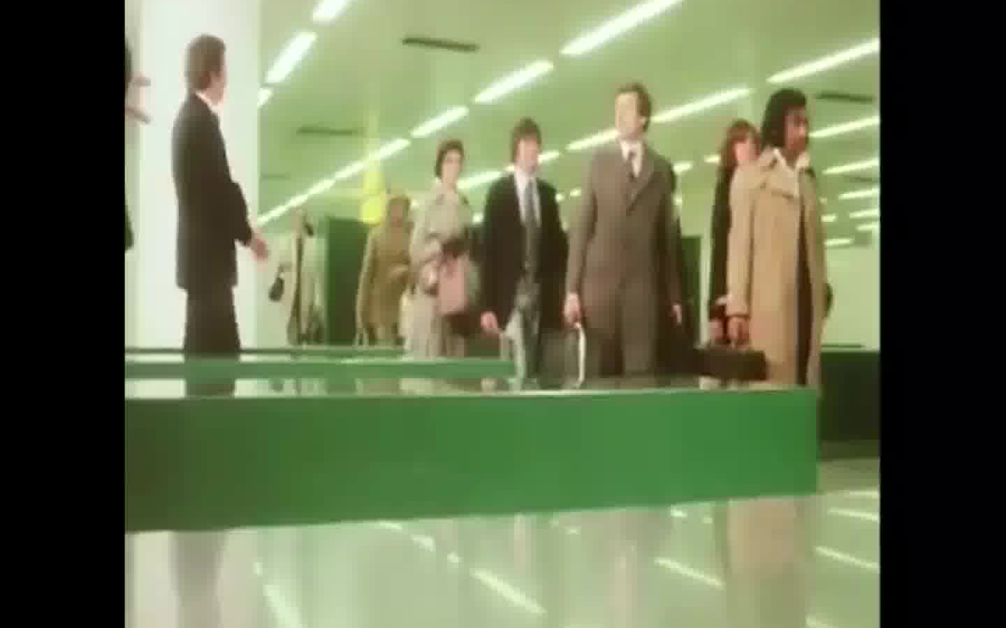 英国公益广告ⷮŠ机场海关(1982)中文字幕哔哩哔哩bilibili