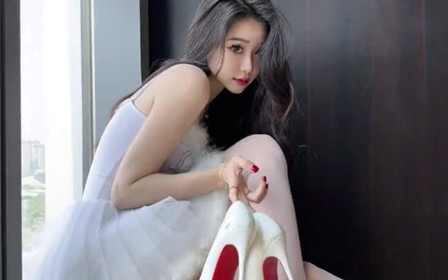 今日穿搭,白丝天鹅裙