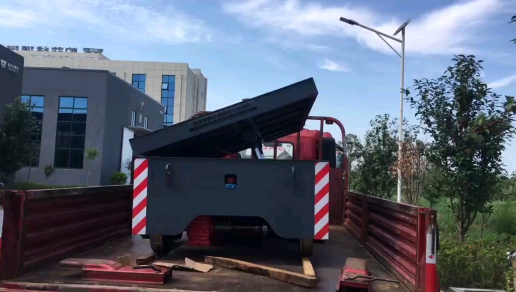 侧翻式自动卸货转运车