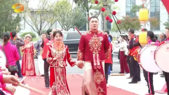 Tải video: 壮观！琴瑟在御 莫不静好：9对新人集体婚礼 见证跨越国界的爱情