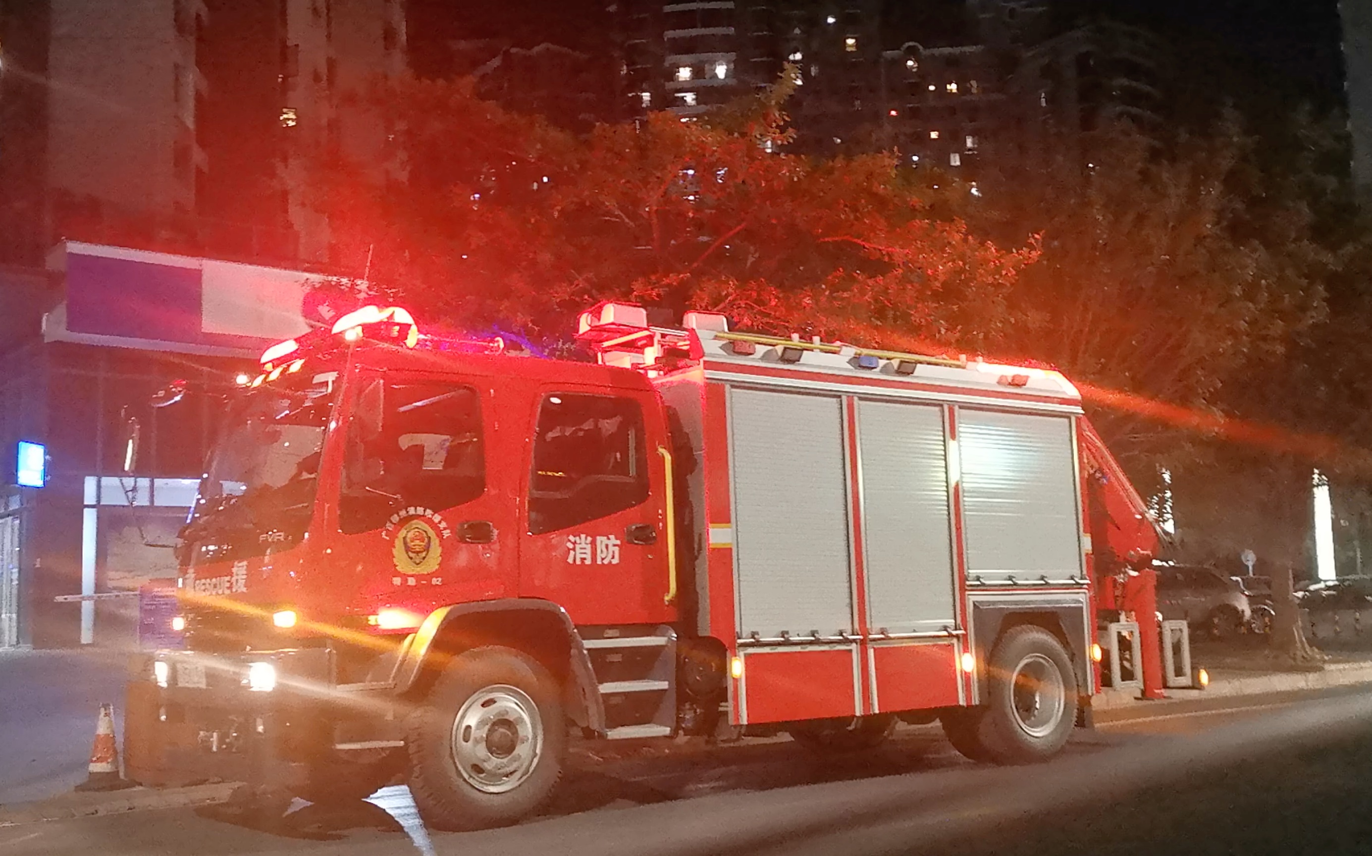 柳州特勤消防车抢救援车出警到场