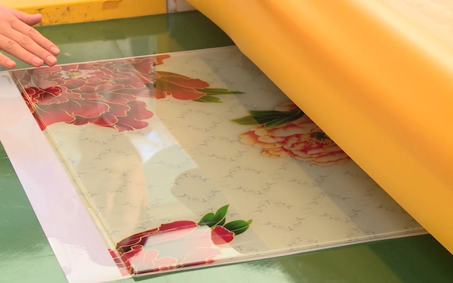 玻璃上的"机械画手"?大叔发明冰晶画制作机,3秒作画精美印刷