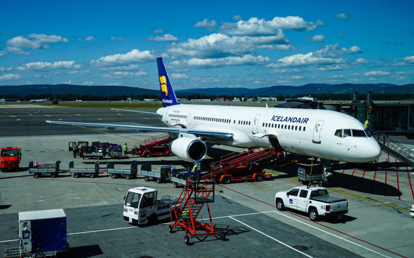 【前舱视角】冰岛航空b757雨天雷克雅未克起飞(震撼rb211 转向穿越