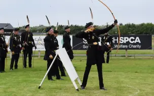 Скачать видео: 武德崩塌，皇室仪仗卫队，英国皇家弓箭手大爷连（Royal Company of Archers)