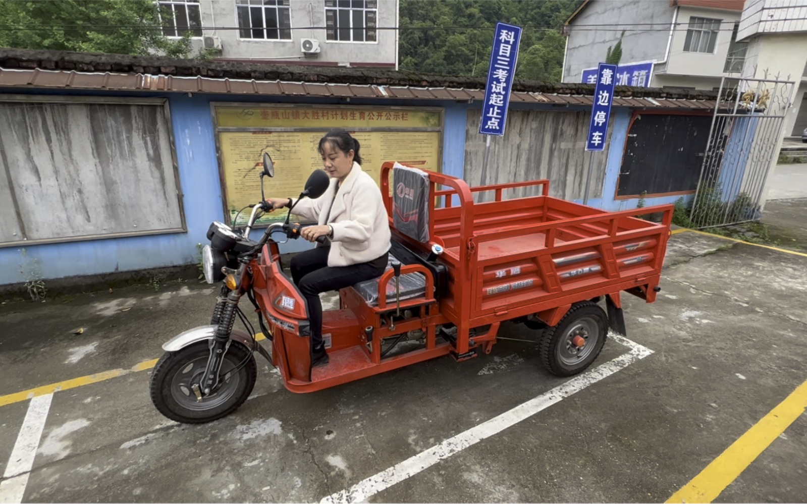 漂亮大姐学摩托车模拟考科目二,三 这技术是真牛 轻轻松松考d照