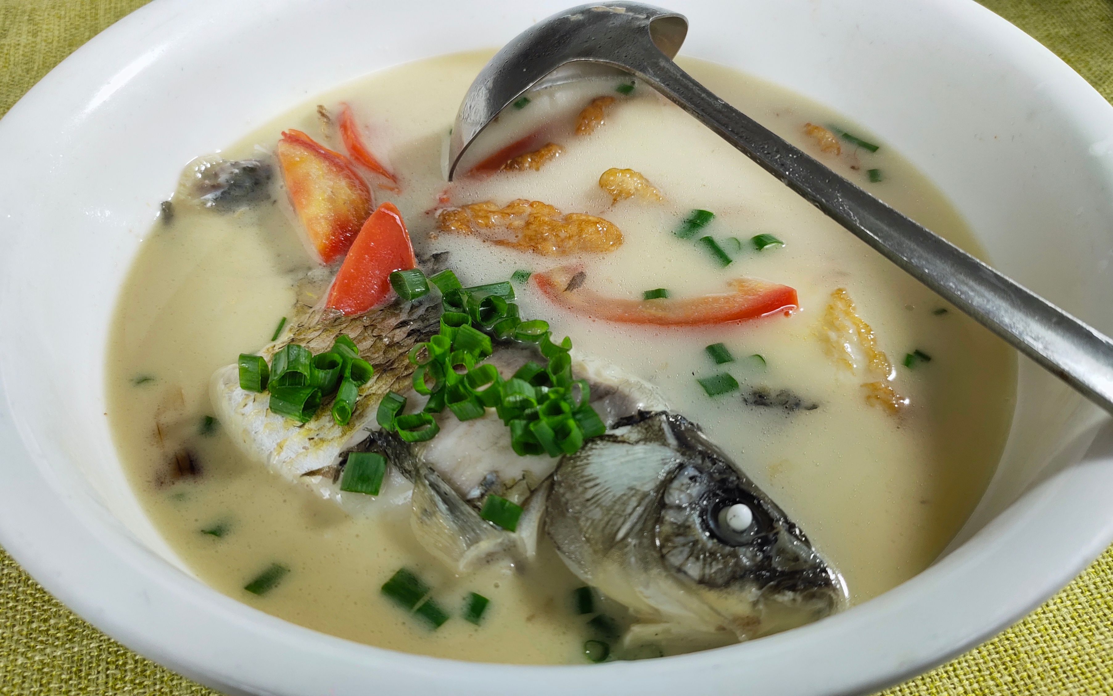 熬制鲫鱼汤又香又白的几个小技巧,没有一点鱼腥味