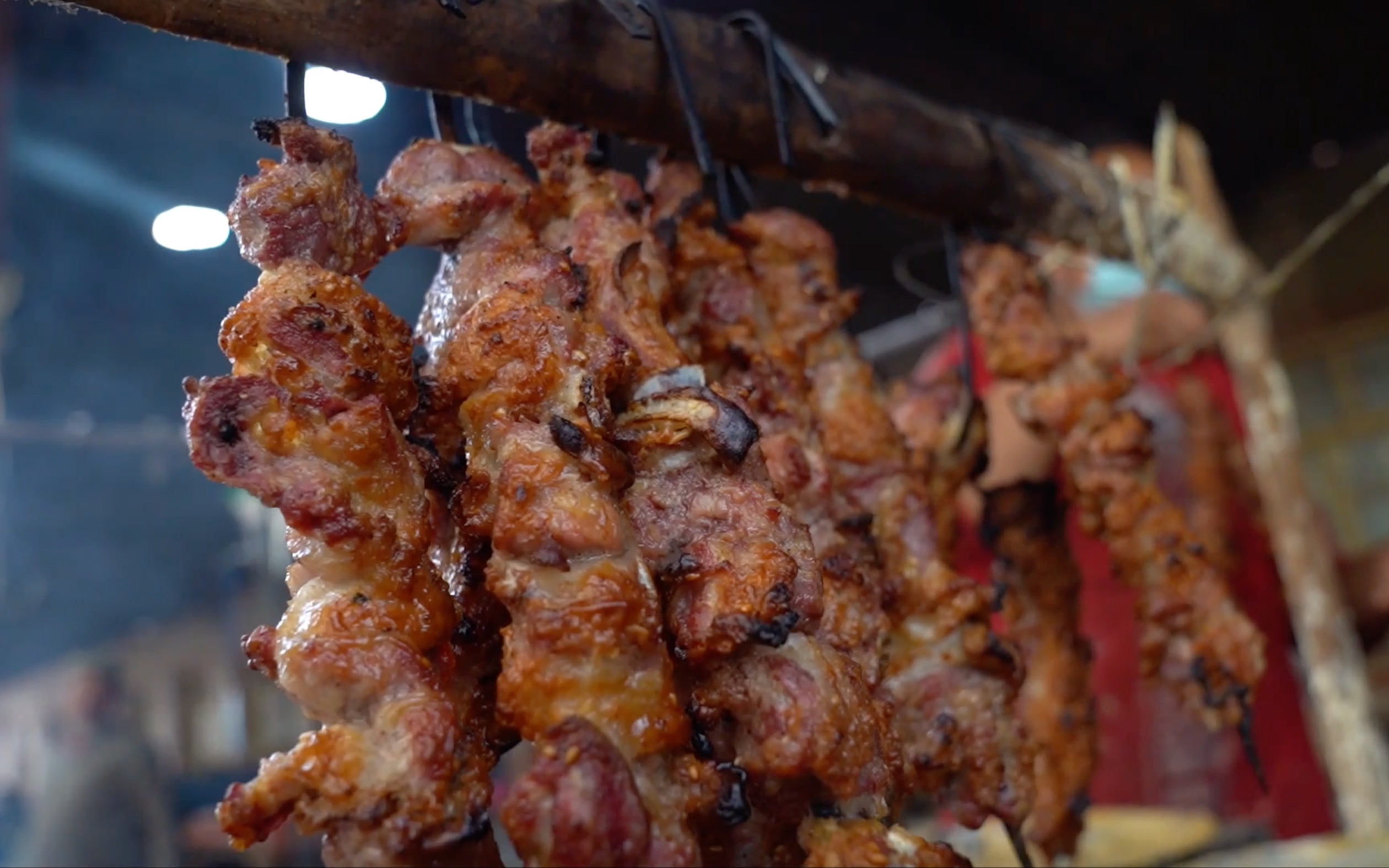 新疆美食馕坑肉,秘制酱料包裹馕坑烤制,油香肉嫩20元/串划算吗?哔哩哔哩bilibili