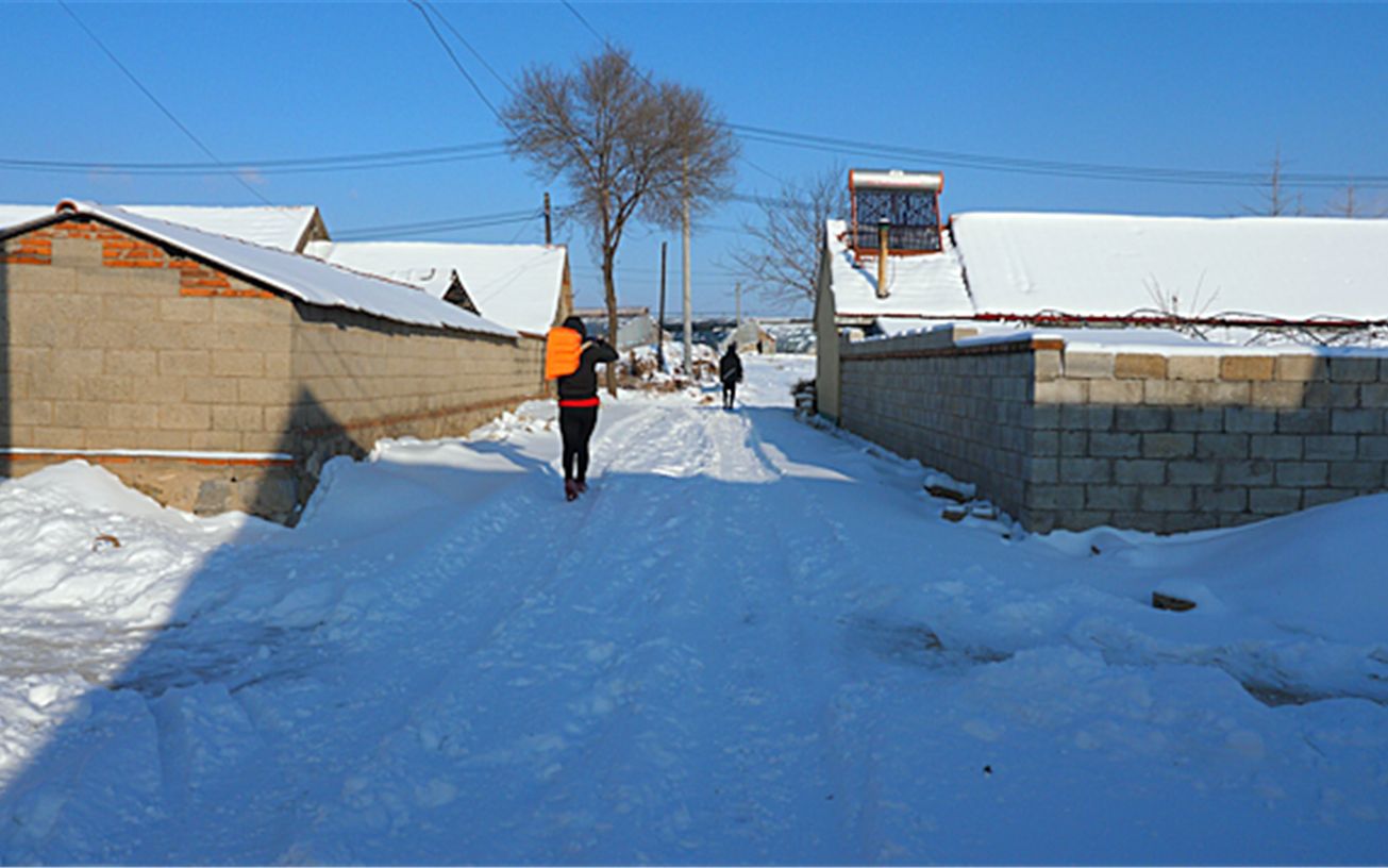 村民们都在忙啥?这么厚的雪很多人没见过