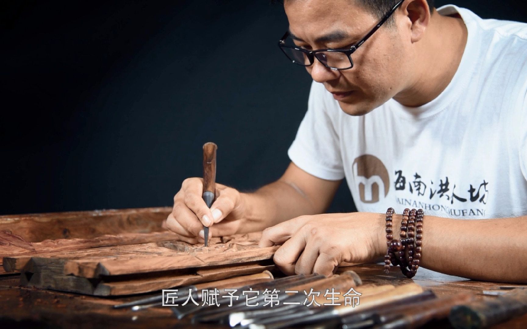 工匠精神海南黄花梨手艺人用匠心打造黄花梨艺术品令人佩服啊