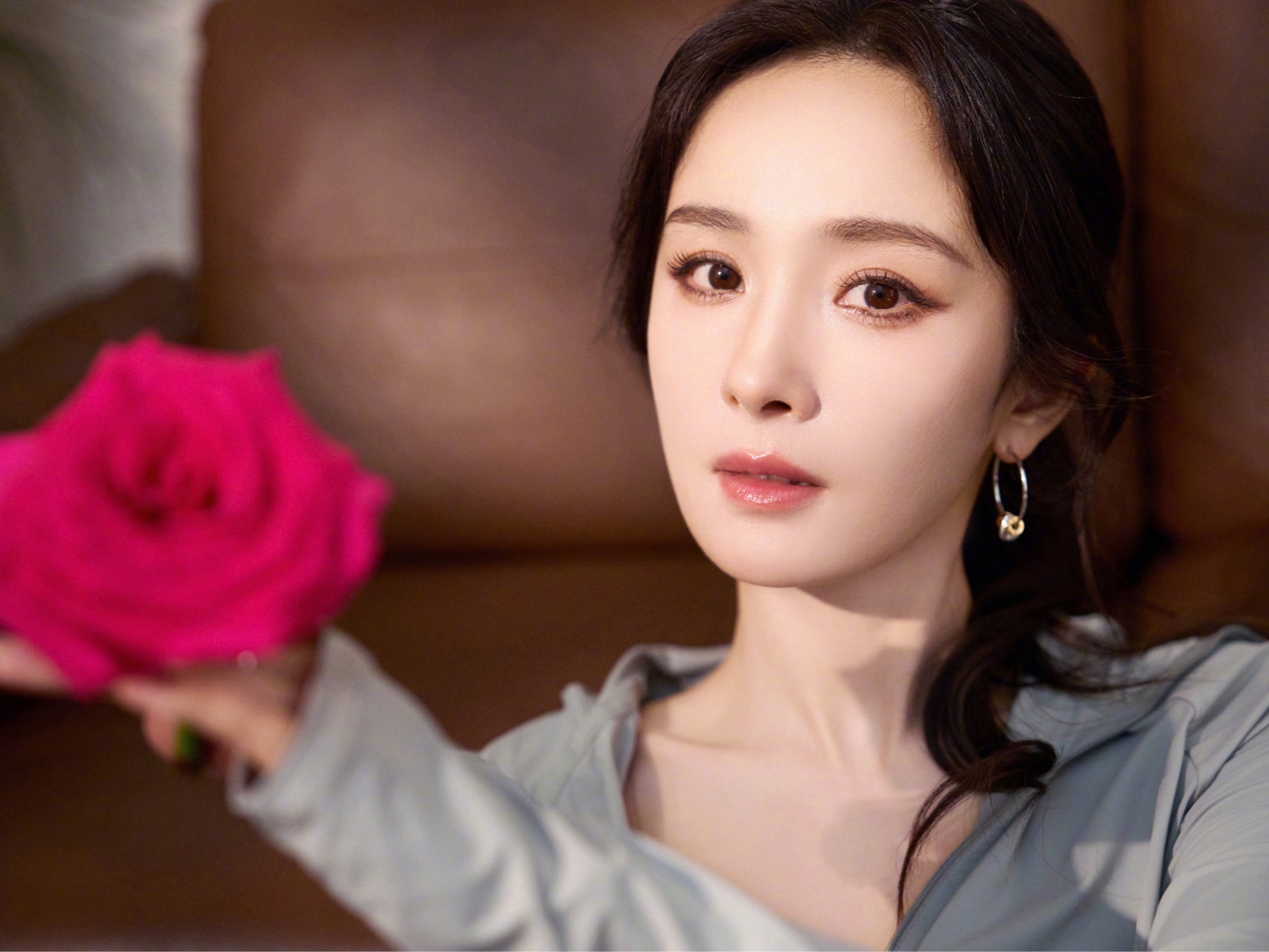 【杨幂】防晒衣都能穿出高定舞会的感觉