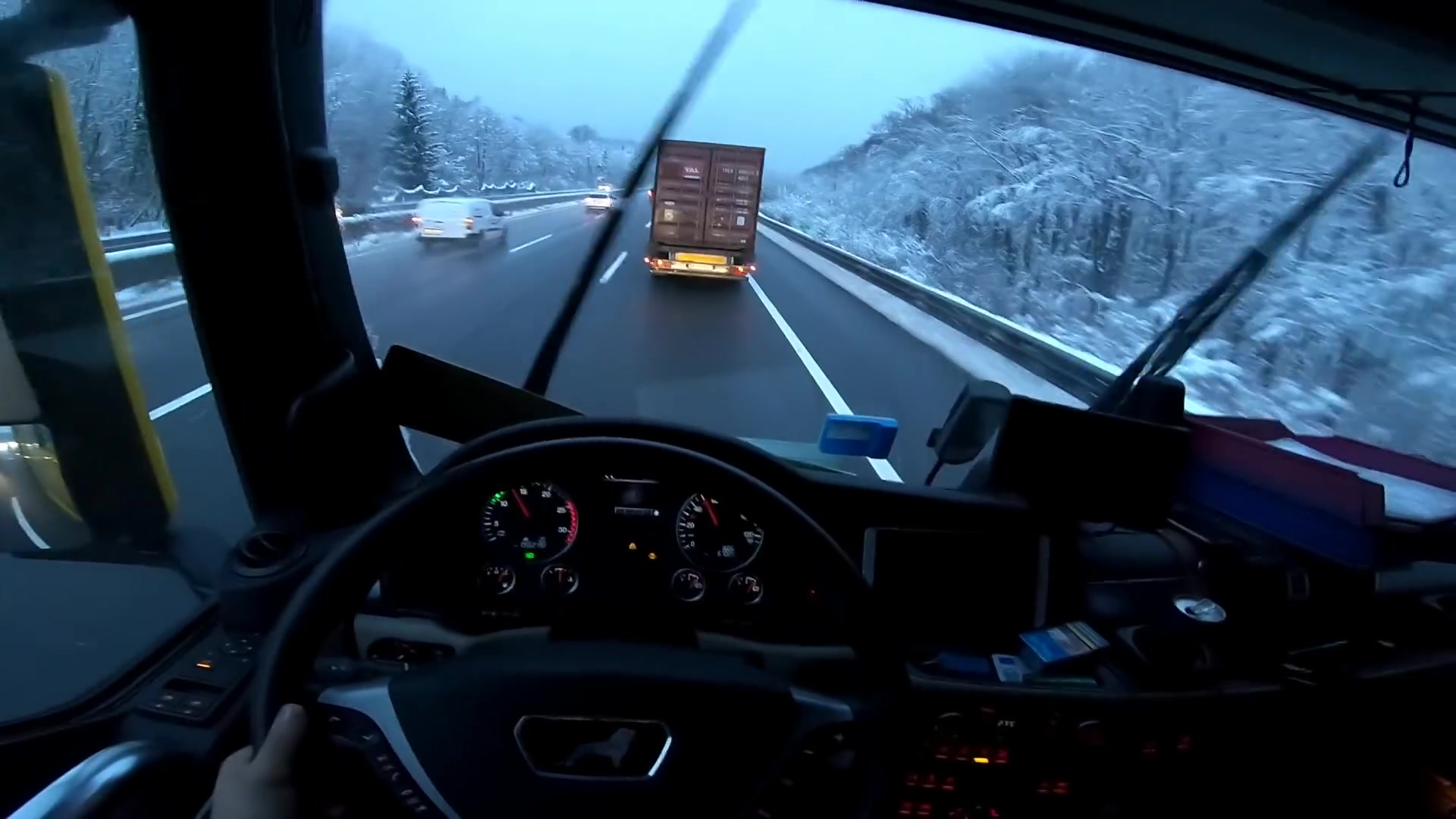 视角】冬季结冰 危险pov驾驶德国man★tgx440在高速公路 欧洲卡车司机