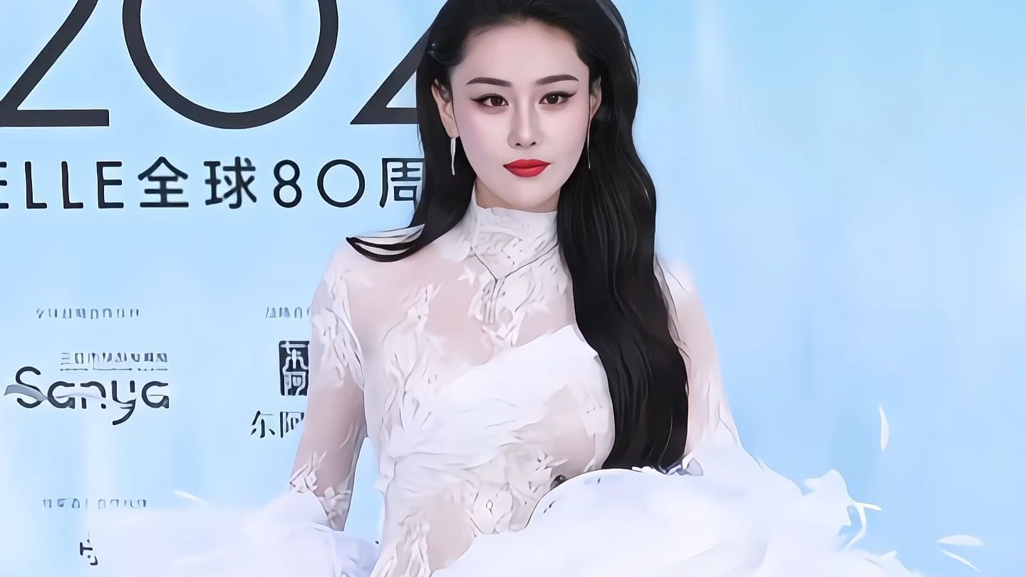 张馨予白色蕾丝羽毛长裙,若隐若现大长腿,气场全开