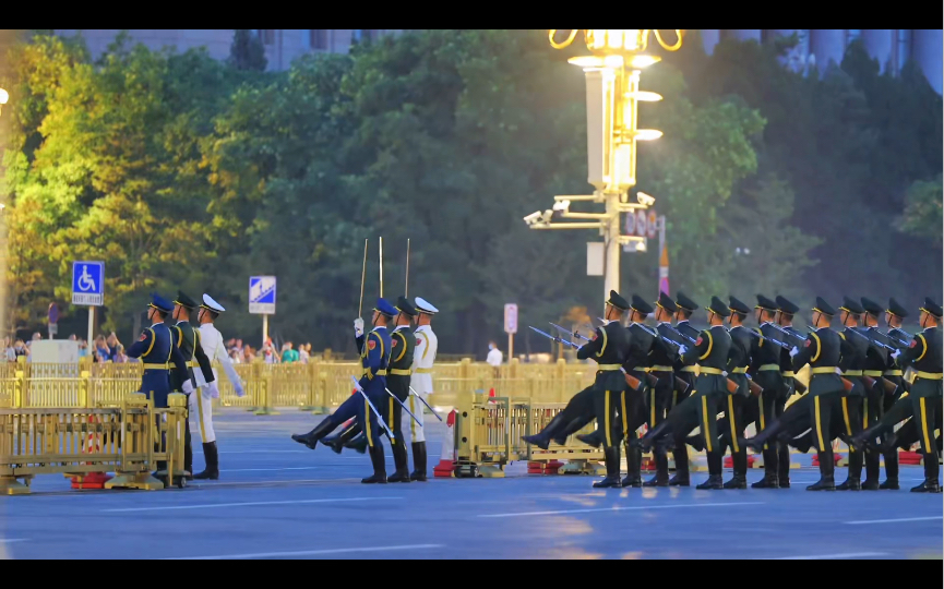 2023.07.21天安门降旗仪式高清原声完整版,今天天公很作美,降旗前20分钟开始掉雨点,但一直很小,降旗仪式刚结束,雨终于“憋不住”了,下了起来...