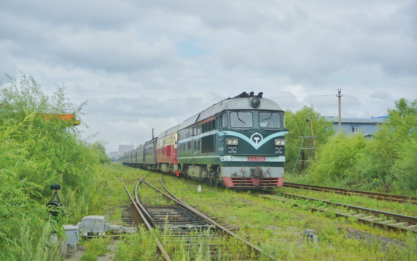 【北黑铁路】黑河地铁老瓜4b和新虎4d携手同行牵引k1010驶出黑河站