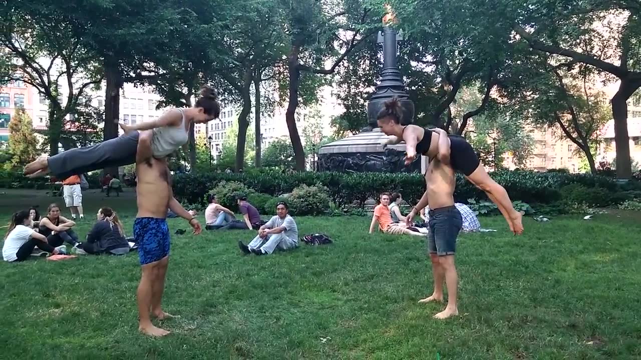 [图]AcroYoga. Acro Street Team. Standing Flow.