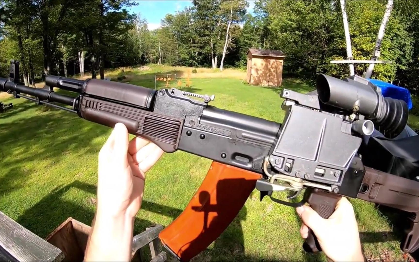 靶场试射装有1p29白光瞄准镜的ak-74步枪