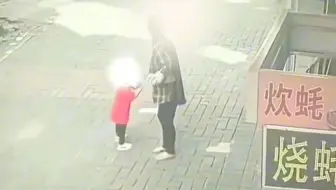陌生女子强行拖走小孩，幸亏及时发现并且报警抓人