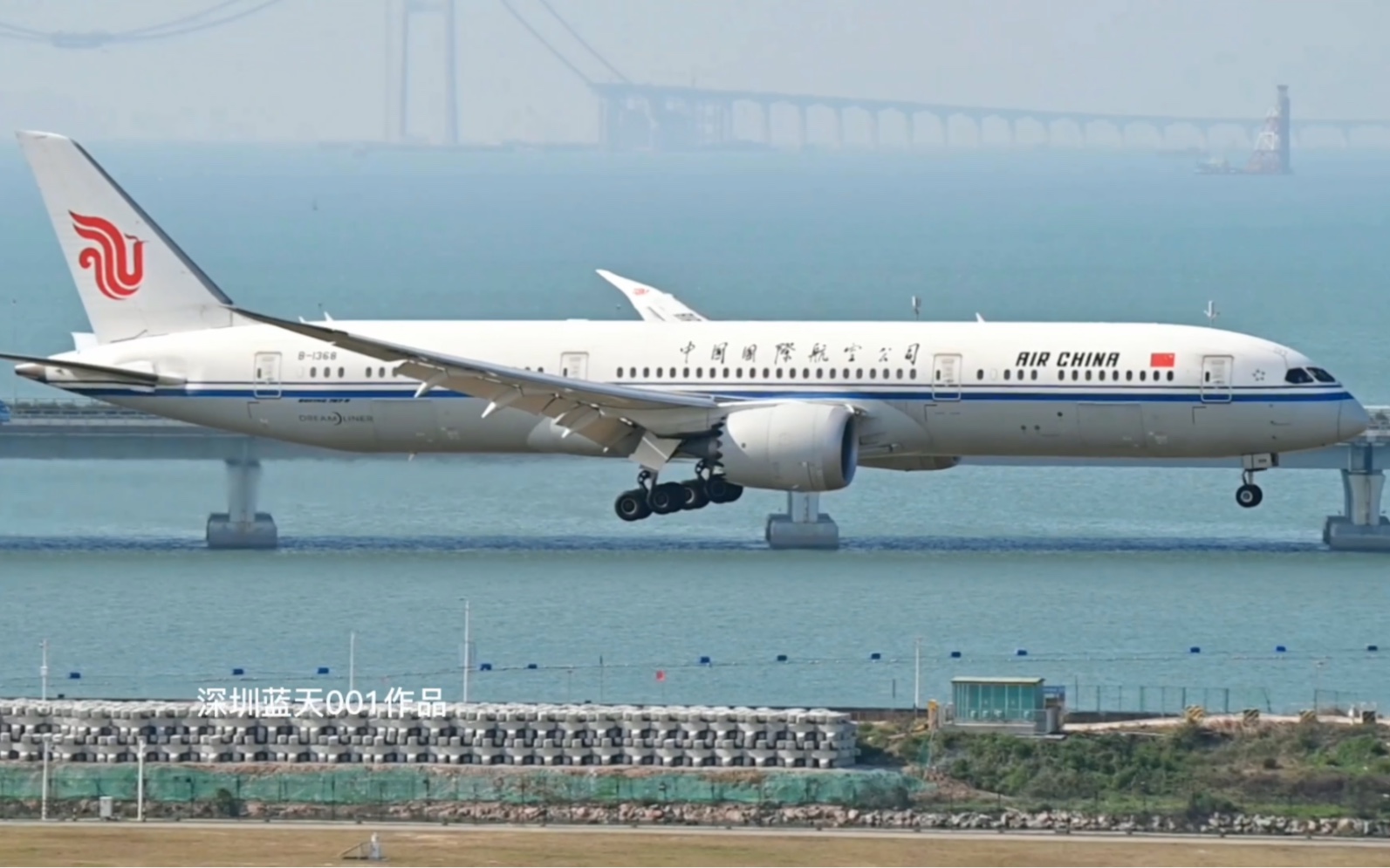 國航b787-9緩緩降落在深圳機場.