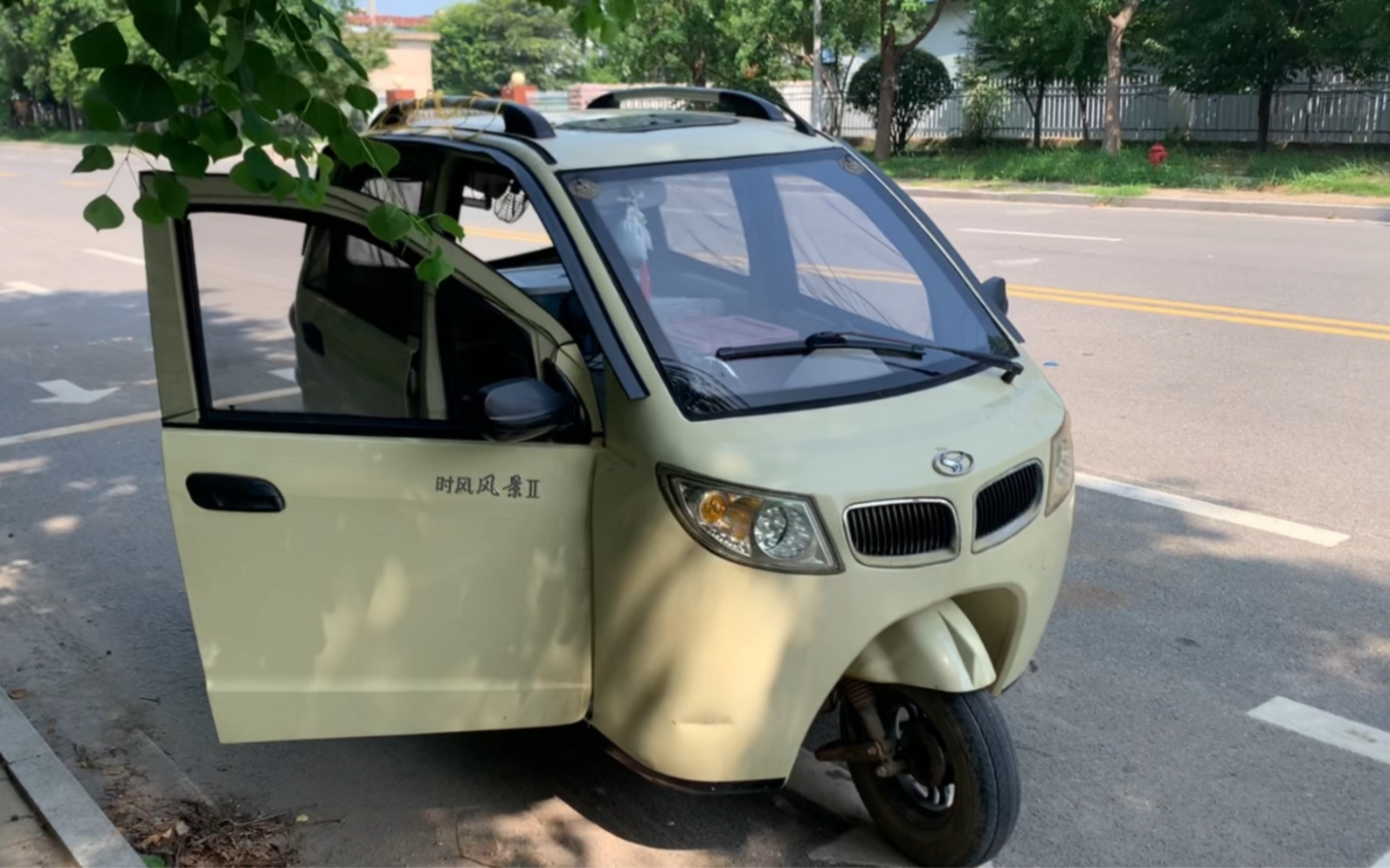 买个二手小破车去穷游 风餐露宿食不果腹 举目无亲的流浪乞讨为生
