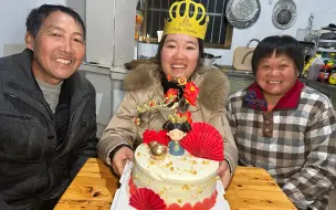 Скачать видео: 这婆婆真少见，把媳妇当成女儿宠，不料下秒就被儿子揭穿，老妈的反应太逗了