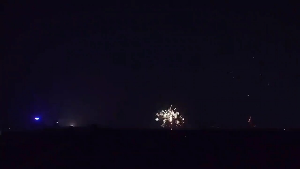 大年三十晚上村里最美的风景当然要在屋顶上看