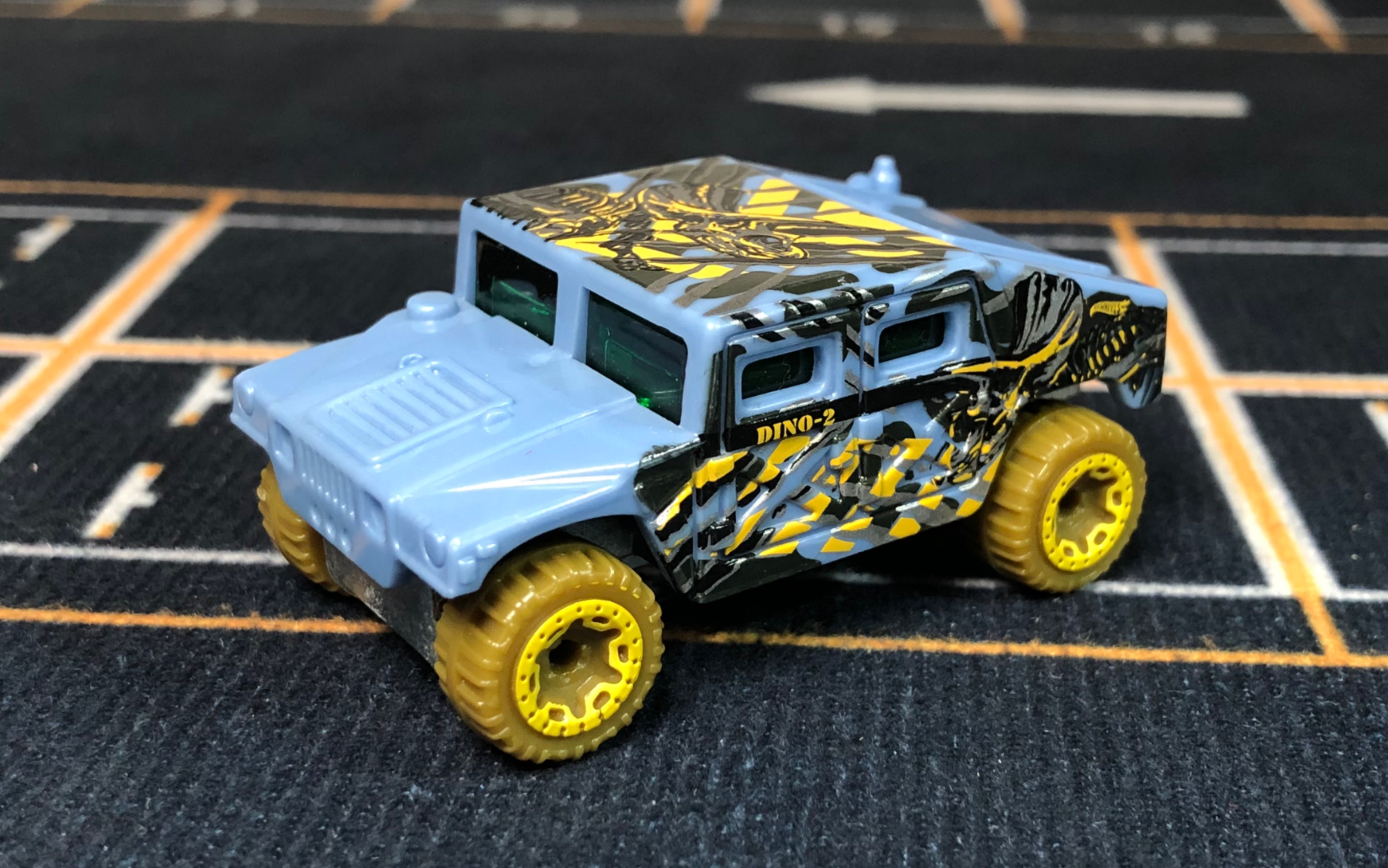 风火轮 hotwheels 军用悍马 三角龙化石涂鸦