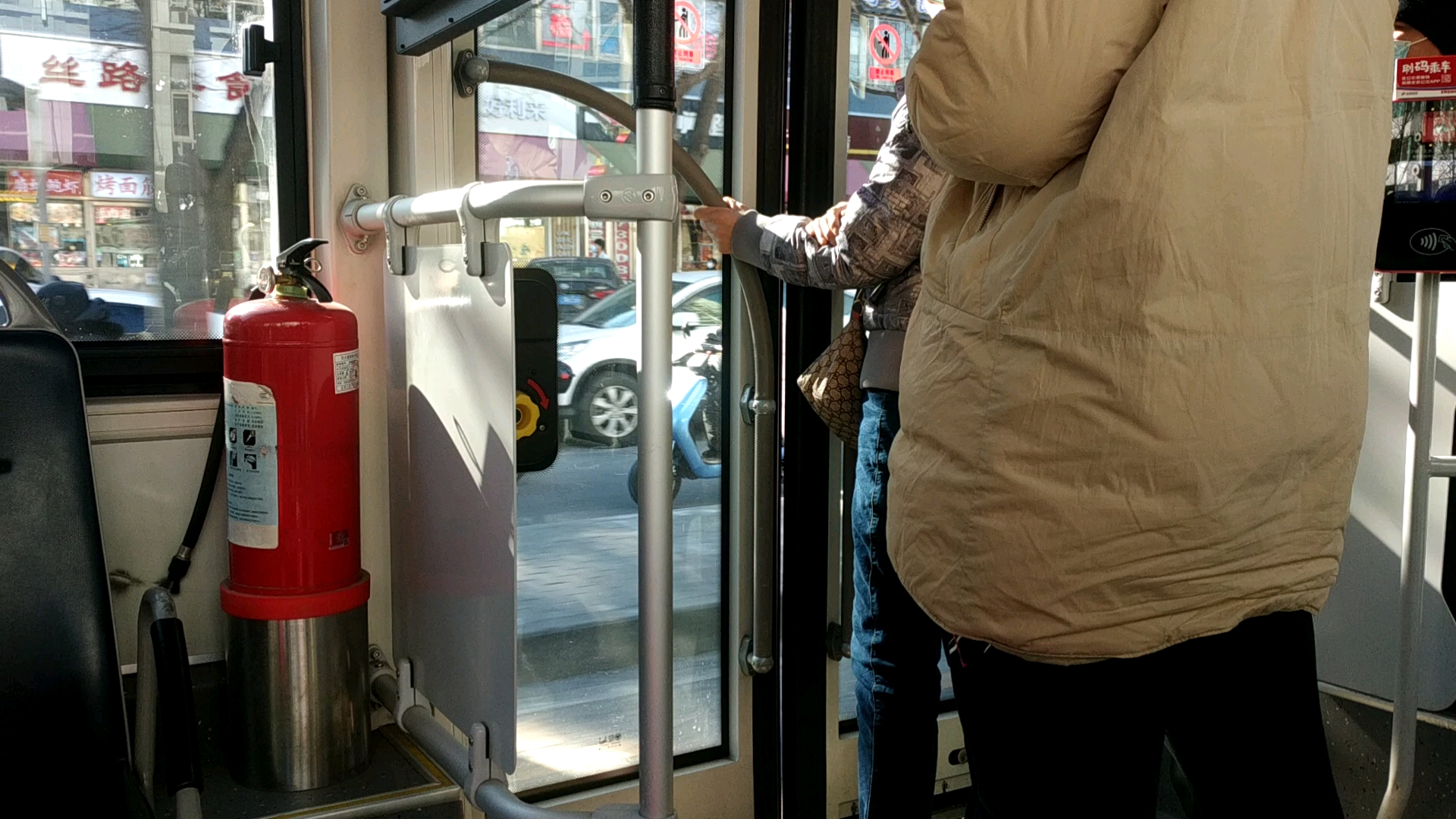 北京公交35路摔门