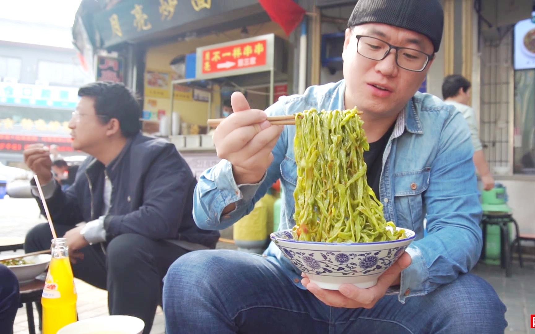 阿星探店西安街頭小麵館菠菜牛肉麵一碗12元健康美味只中午才吃得到