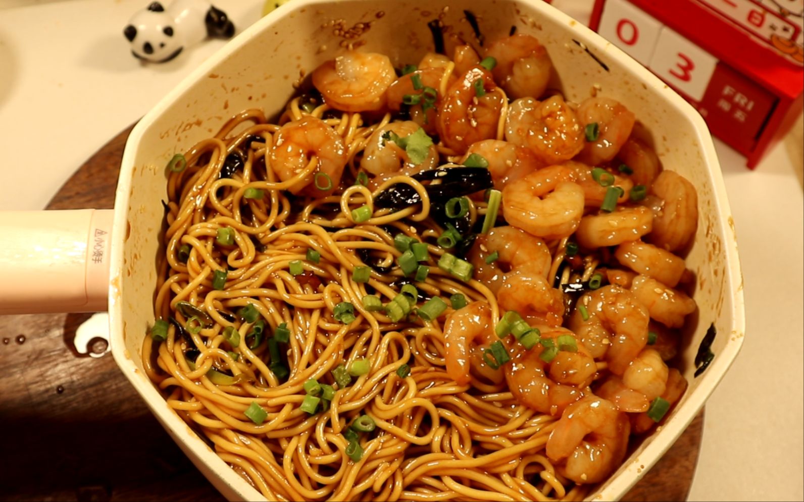 10分钟搞定!虾仁葱油拌面真的好吃到舔锅!