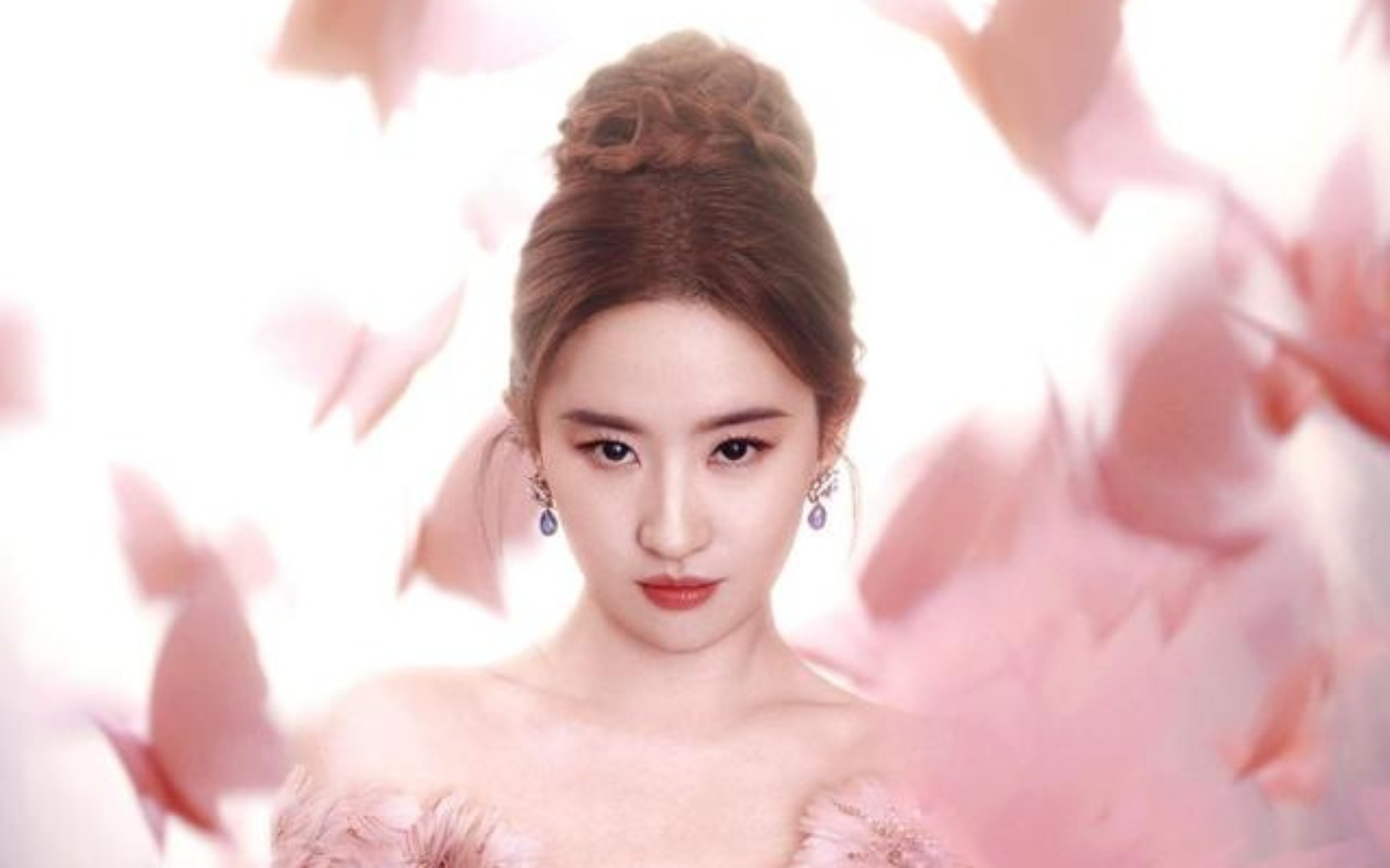 热点娱乐资讯速报,刘亦菲出席活动造型曝光,刘亦菲身穿粉色羽毛一字肩