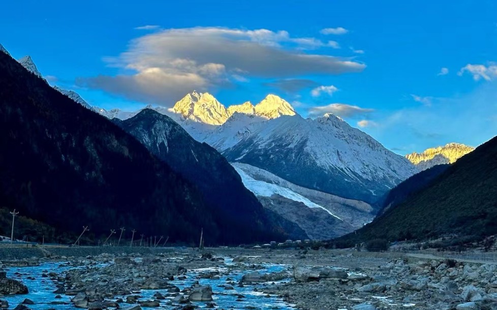 嘉黎县尼屋乡依嘎冰川,冰川和瀑布交接,无比壮观