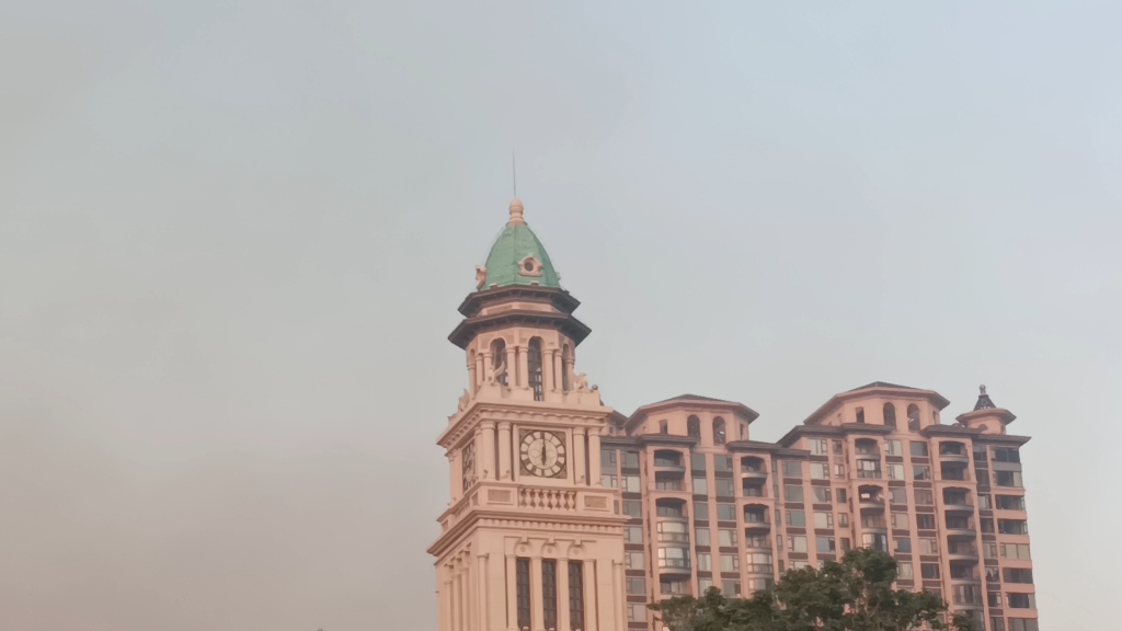 汕尾市星河湾酒店附近钟楼下午6点报时(无报音)