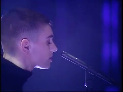 [图]【真正的美得不可方物】Sinéad O'Connor - Nothing Compares 2 U ( Live TOTP 1990 )