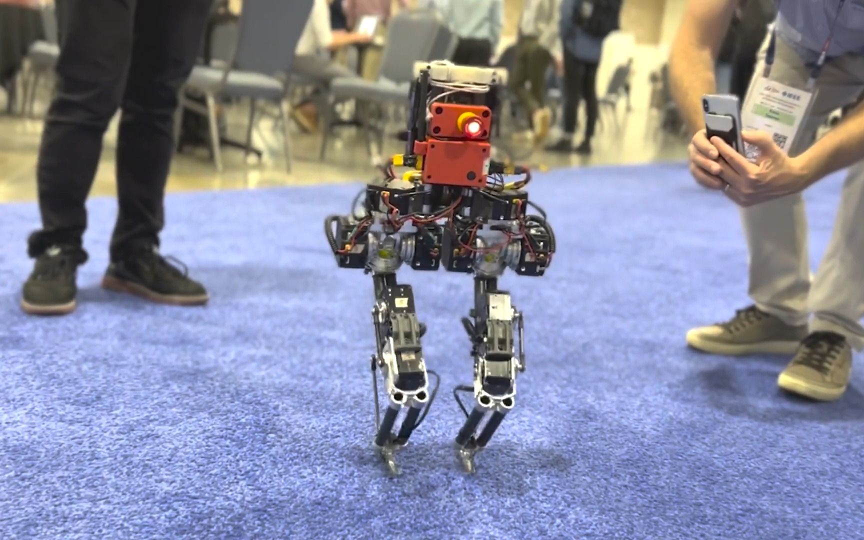 高柔顺性的的双足机器人bruce