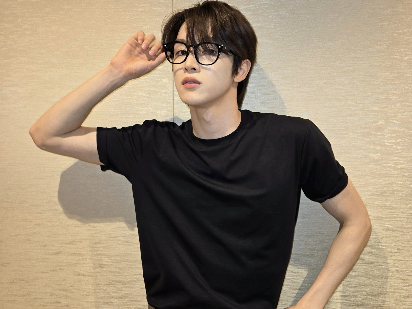 【郑成灿大帅哥】有的人自拍一般,但是半身照绝了!两个字:硬帅!