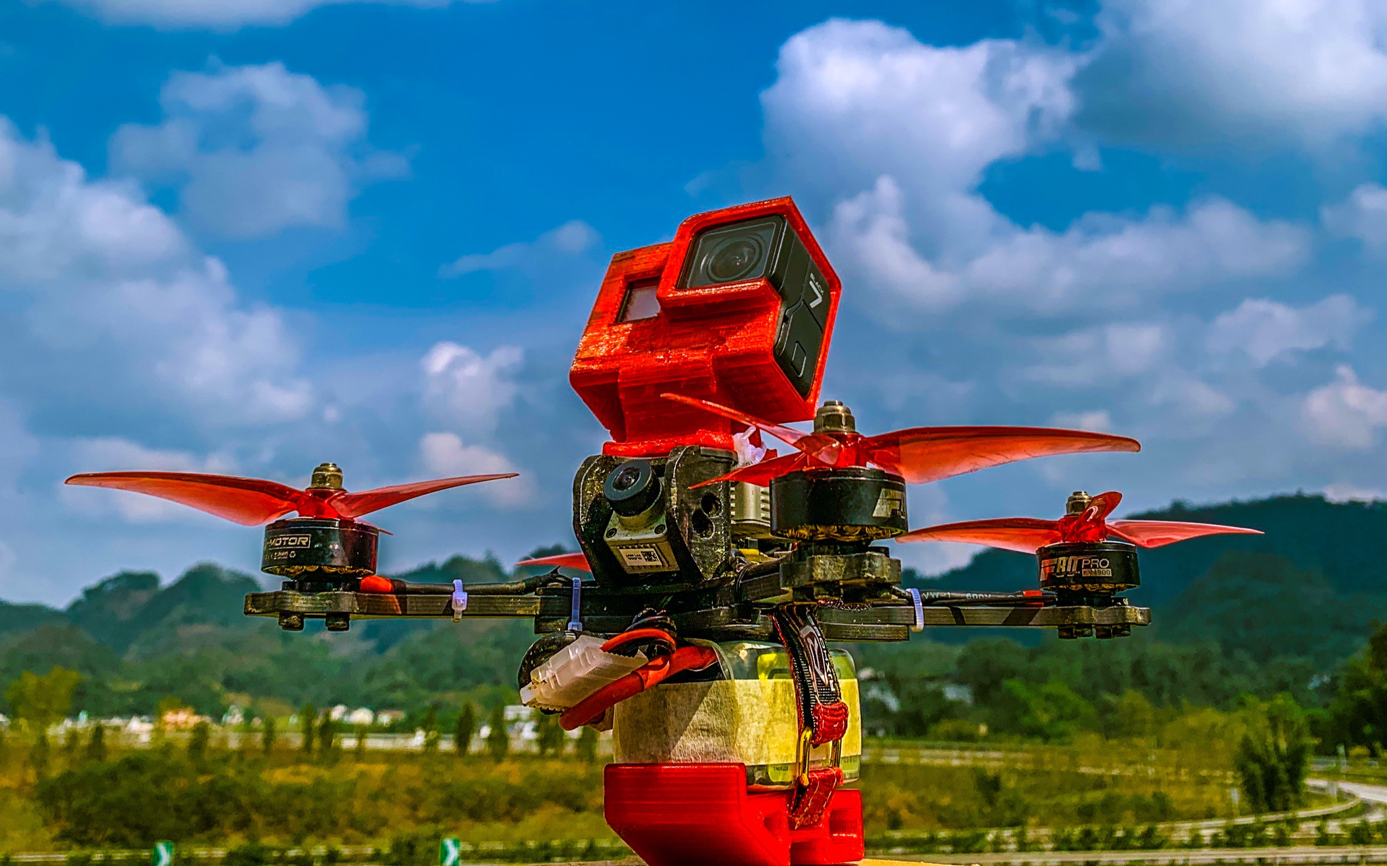 第一次飞穿越机航拍 从起飞到入云在到炸机一气呵成