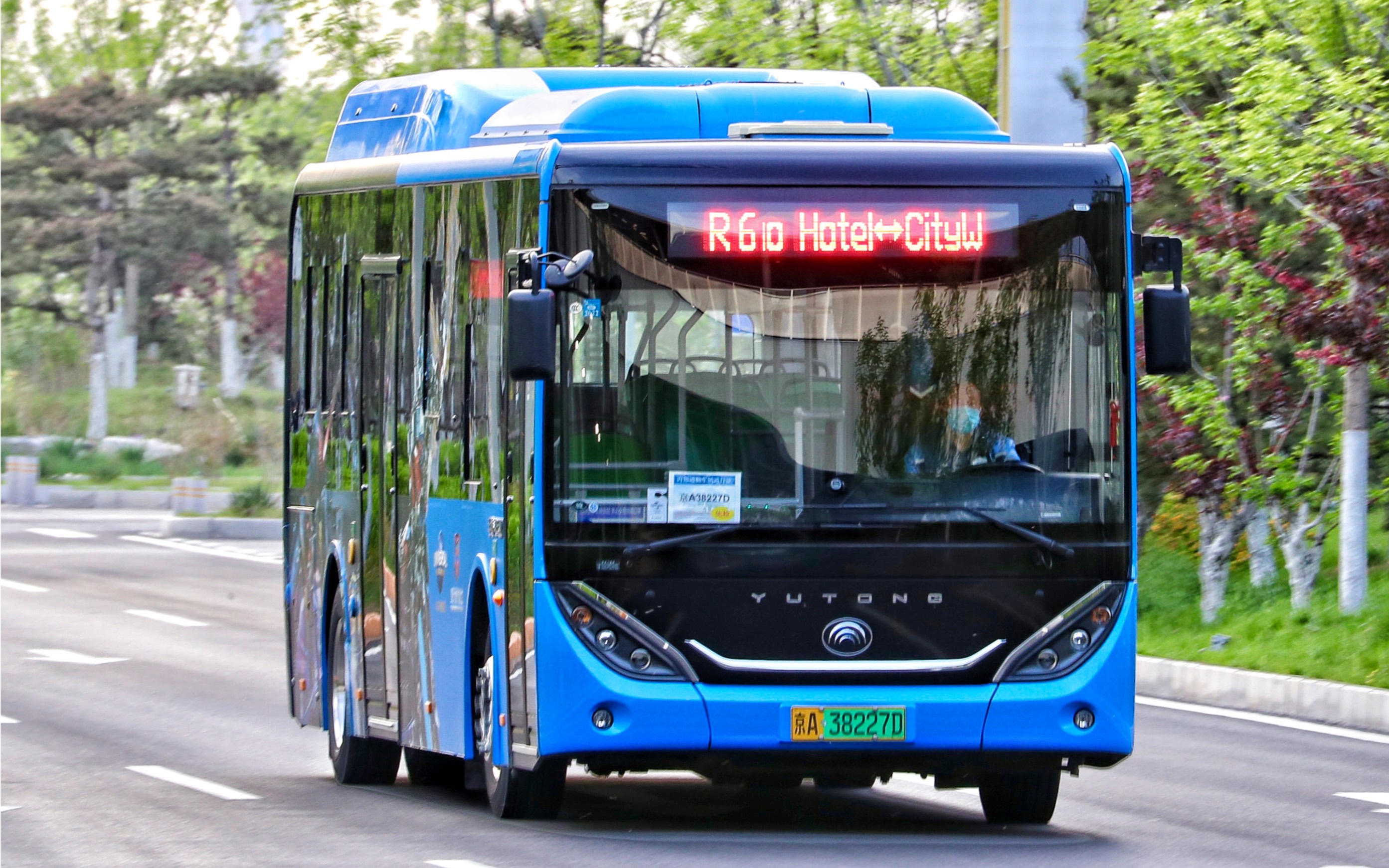 北京环球影城主题彩绘涂装员工接驳车宇通zk6106bevg4e