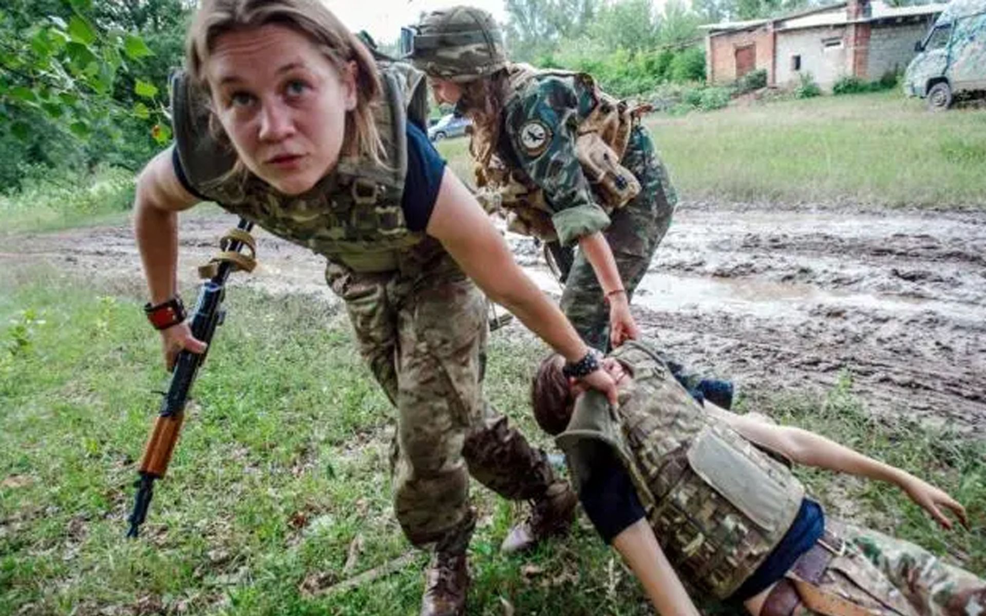 俄乌交战前线真实录像:乌克兰女兵尸体堆积如山,场面惨不忍睹哔哩哔哩bilibili