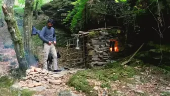 雨林3日单人生存露营。搭建温暖的丛林生存庇护所。雷电交加，烹饪