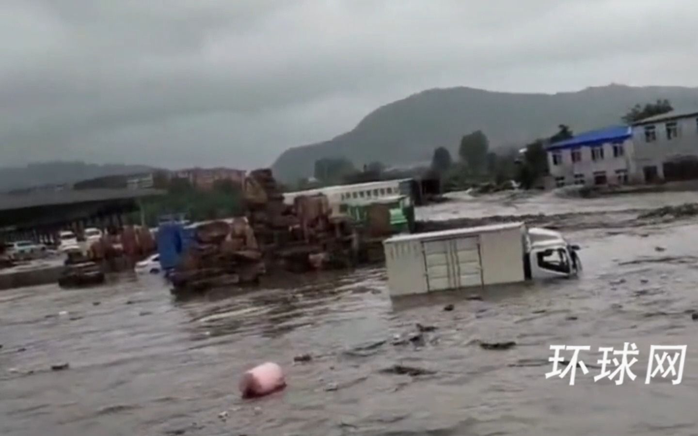 北京暴雨引发洪水80人被困集配站,救援正在进行哔哩哔哩bilibili