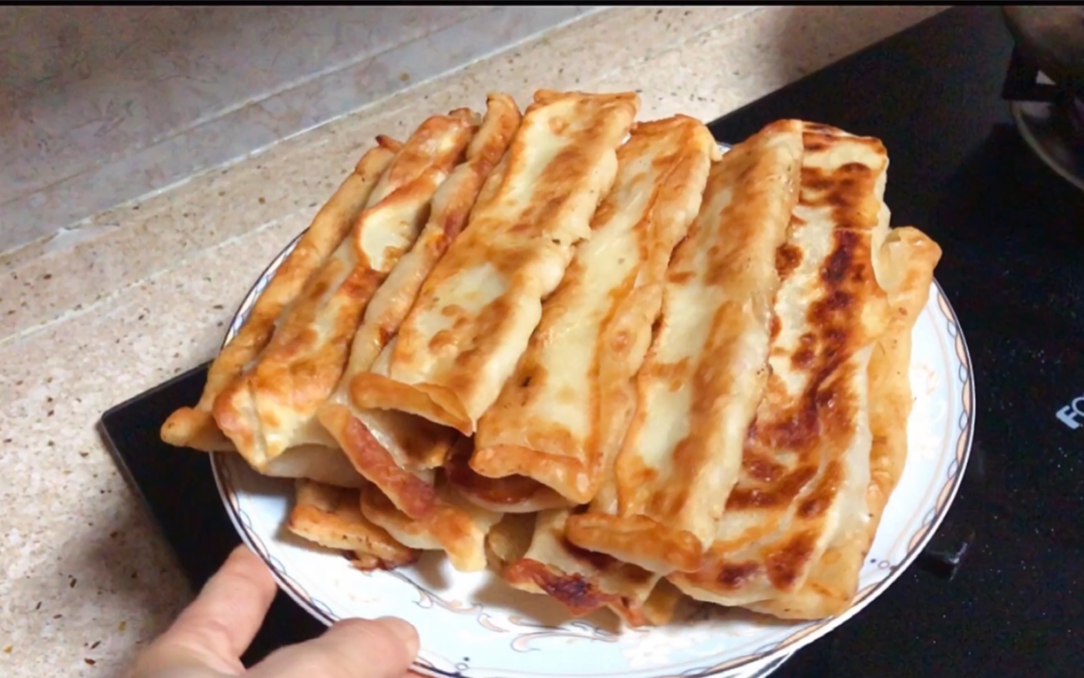 东北特色美食——"牛肉回头"这样做才能皮儿薄馅大,鲜嫩多汁.