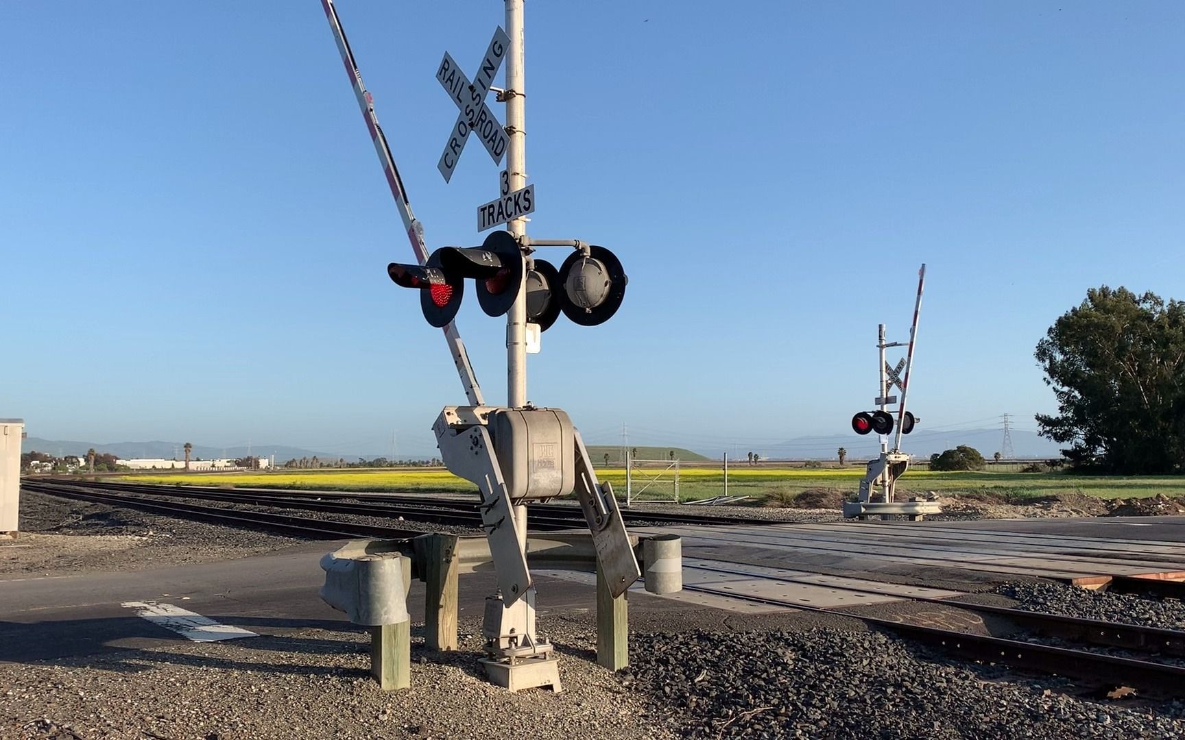 【平交道口】美铁capitol corridor列车通过加州纽瓦克mowry ave道口