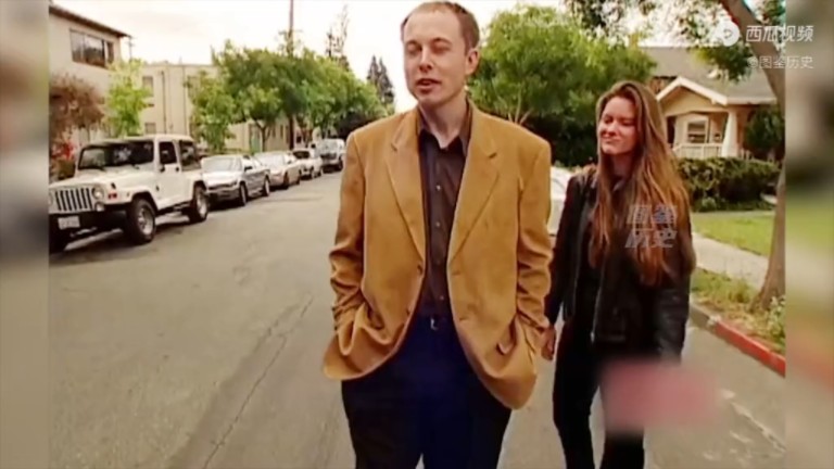 话说年轻时马斯克的发际线很靠后.