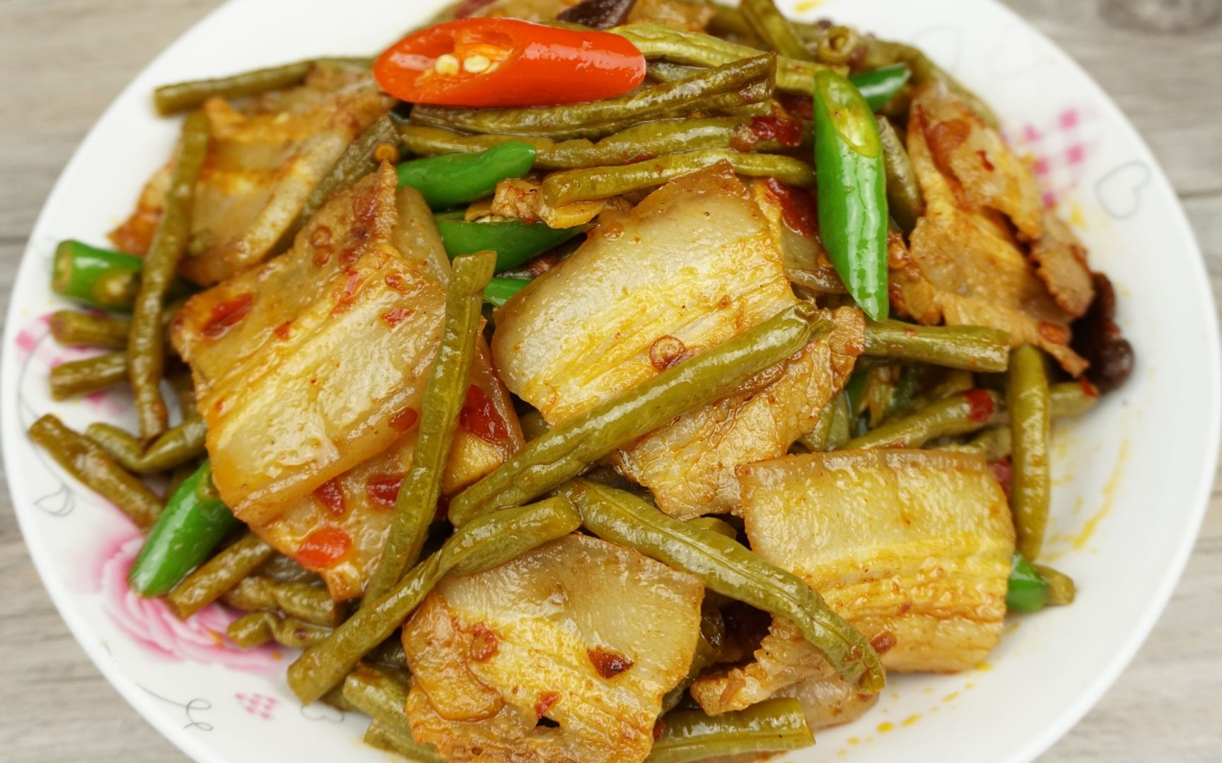 一块五花肉加一把酸豆角,做一道酸辣可口的回锅肉,美味又下饭