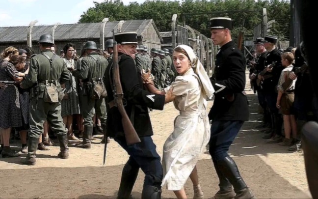 犹太女人为了不让德军占便宜,竟不惜把首饰扔进粪坑里